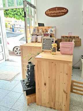 Estanterías con productos y mostrador en Awaravento