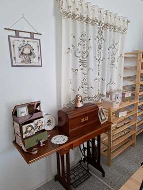 Máquina de coser antigua en la tienda